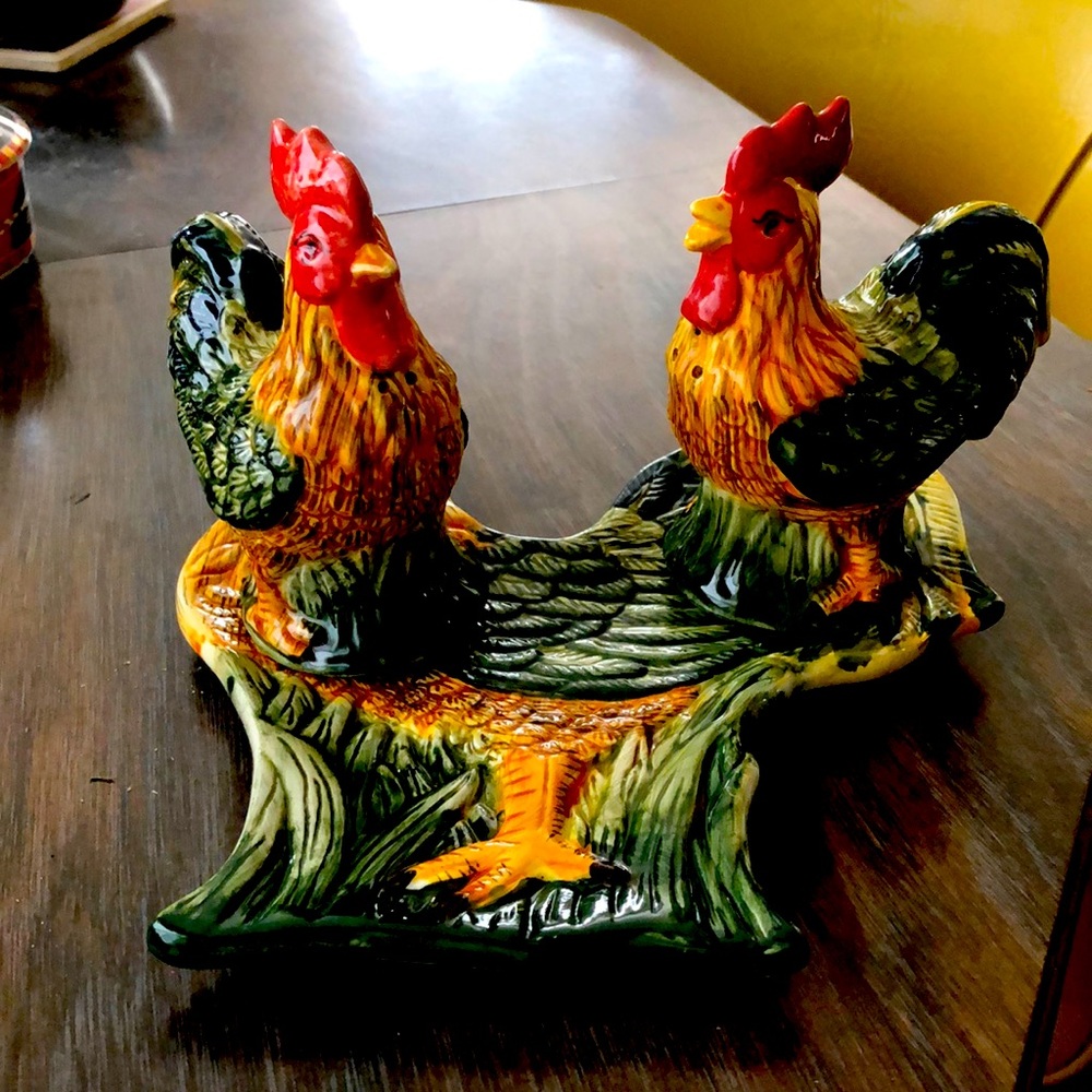Ceramic chicken 🐔 Salt and pepper shakers /w tray